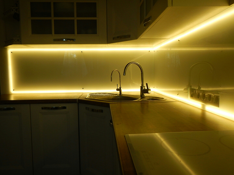 Желтая светодиодная подсветка для кухни