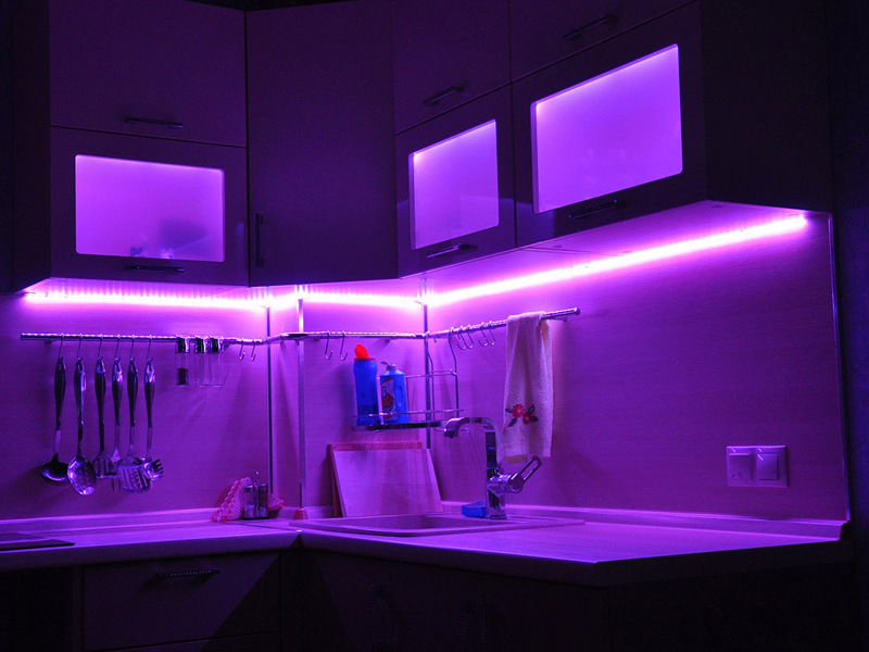 Фиолетовая светодиодная подсветка для кухни