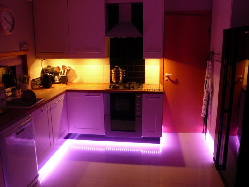 Фиолетоваясветодиодная подсветка над рабочей зоной на кухне