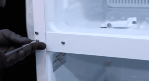 Перевесить дверцы в холодильнике от 1000 р