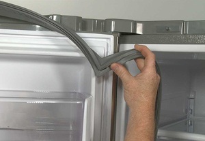 Способ приклеивания уплотнителя в холодильнике