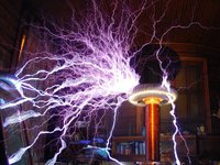 Трансформатор Тесла - это невероятное устройство, которое позволяет вам увидеть электрический разряд.