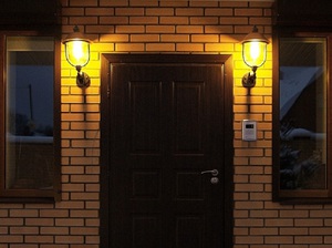 Лампы над входной дверью