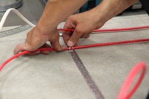 Как уложит кабель на пол