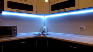 Установка светодиодной ленты на кухне