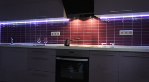 Накладная подсветка на кухне под шкафами светодиодами