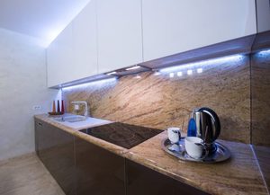 Встроенная подсветка на кухне под шкафами светодиодами