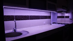 Красивая светодиодная подсветка  для маленькой кухни