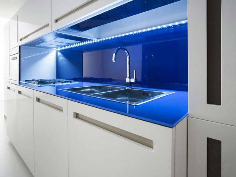 Синяя светодиодная подсветка на кухне