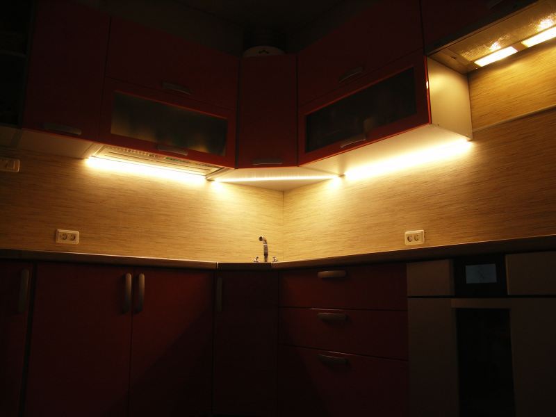 Необычная светодиодная подсветка для рабой зоны на кухне